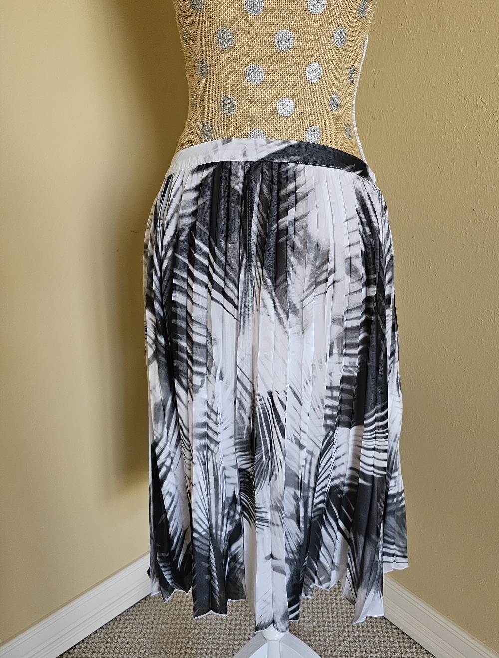 Worthington Pleated Skirt 10 Black White Leaf 10